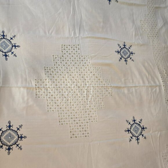 VTG White Cotton Tablecloth Blue Snowflake Embroidery Crochet Open Work 80x56 - Picture 15 of 16